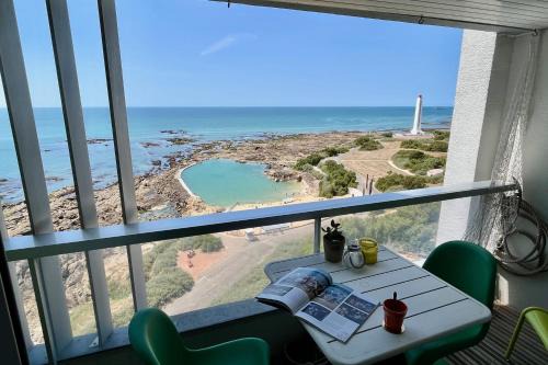 Les Sables d'Olonne Apartment | Vue imprenable sur l'océan & piscine naturelle