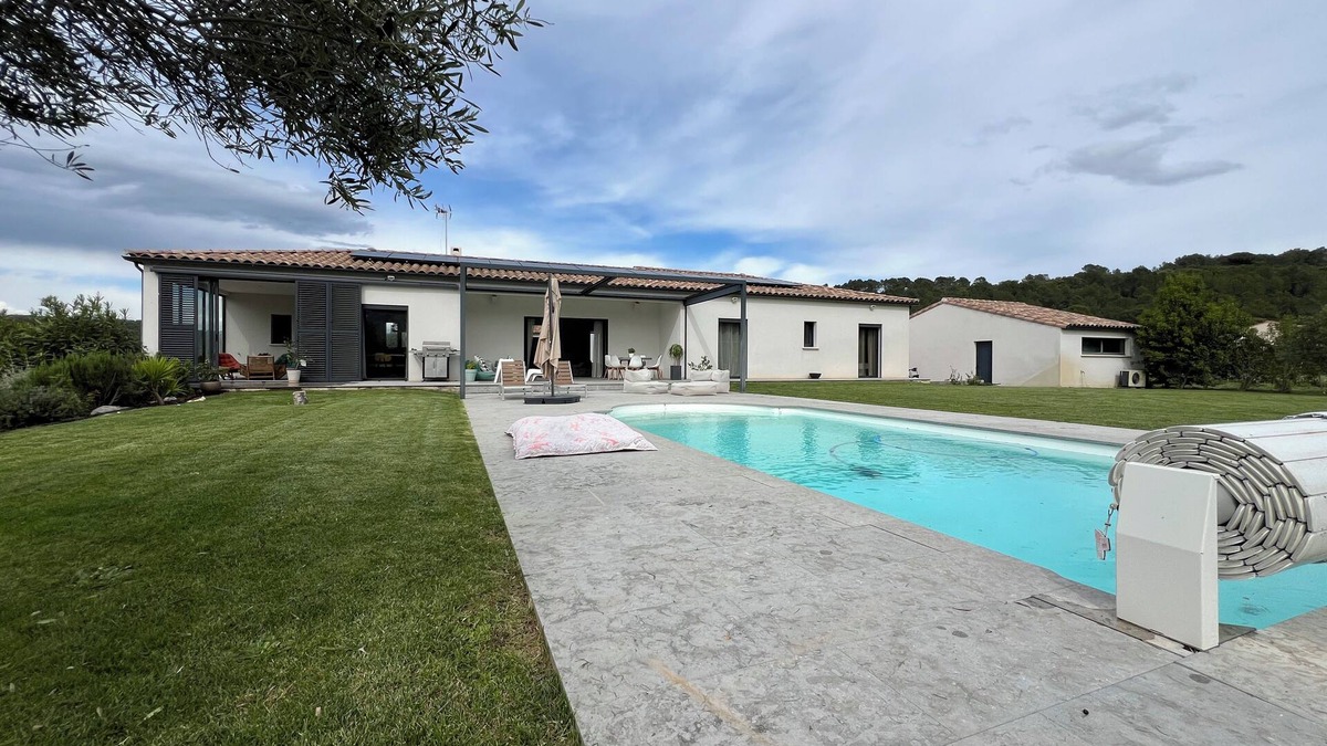 Bellegarde Villa | Vue sur Château, Piscine Chauffée, 30minutes Plage de Camargue, 10 Couchages