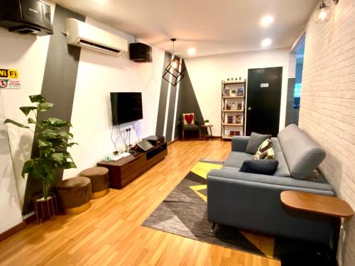 Taman Muhibbah House | W boutique 10pax with family karaoke
