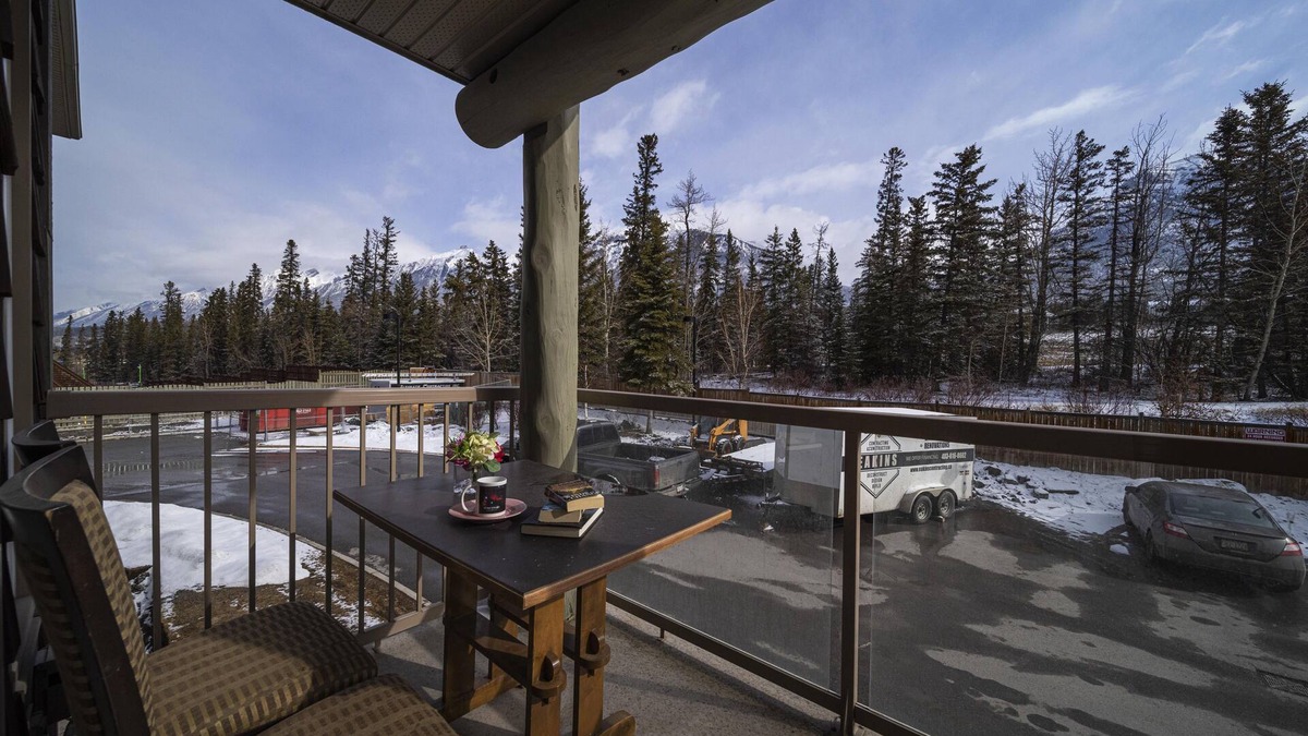Cougar Creek Apartment | W216- heated parkade, BBQ, AC, FreeParking, Gym