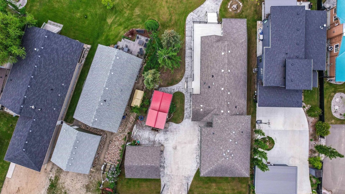 Parkland County House | Wabamun Lakefront Getaway with additional Family Suite & Bunk House for the Kids