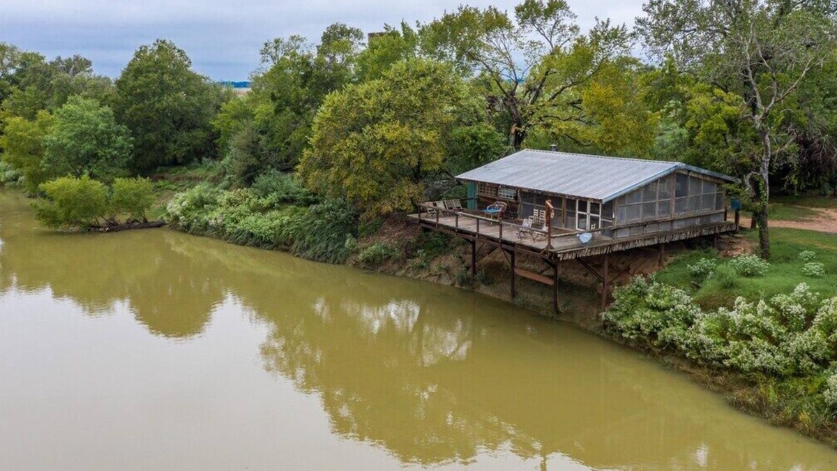 Satin House | Waco Rustic Boat House, River Fishing, Sunset Views
