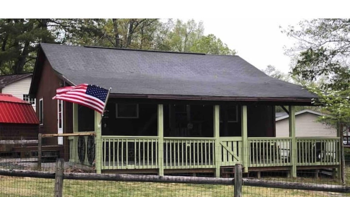 Pipestem Cottage | Wagon Wheel Cottage:Pet Friendly Cabin at Pipestem