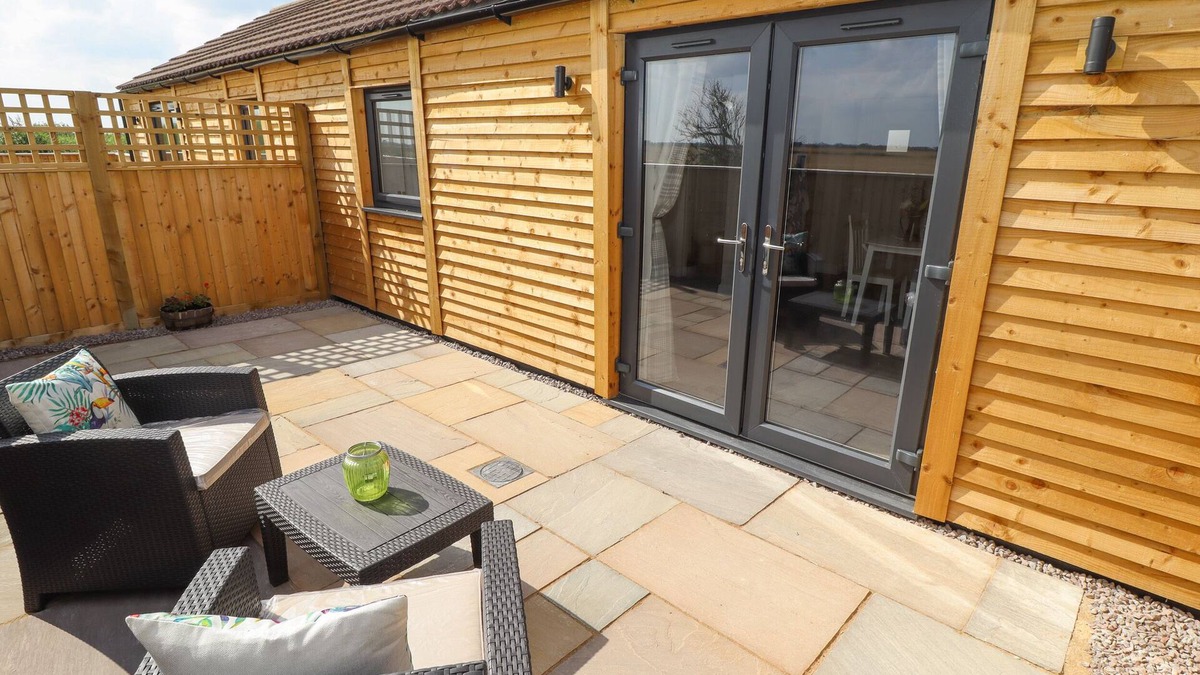 Sandilands Cottage | WAGTAIL COTTAGE, pet friendly, with a garden in Sutton-On-Sea