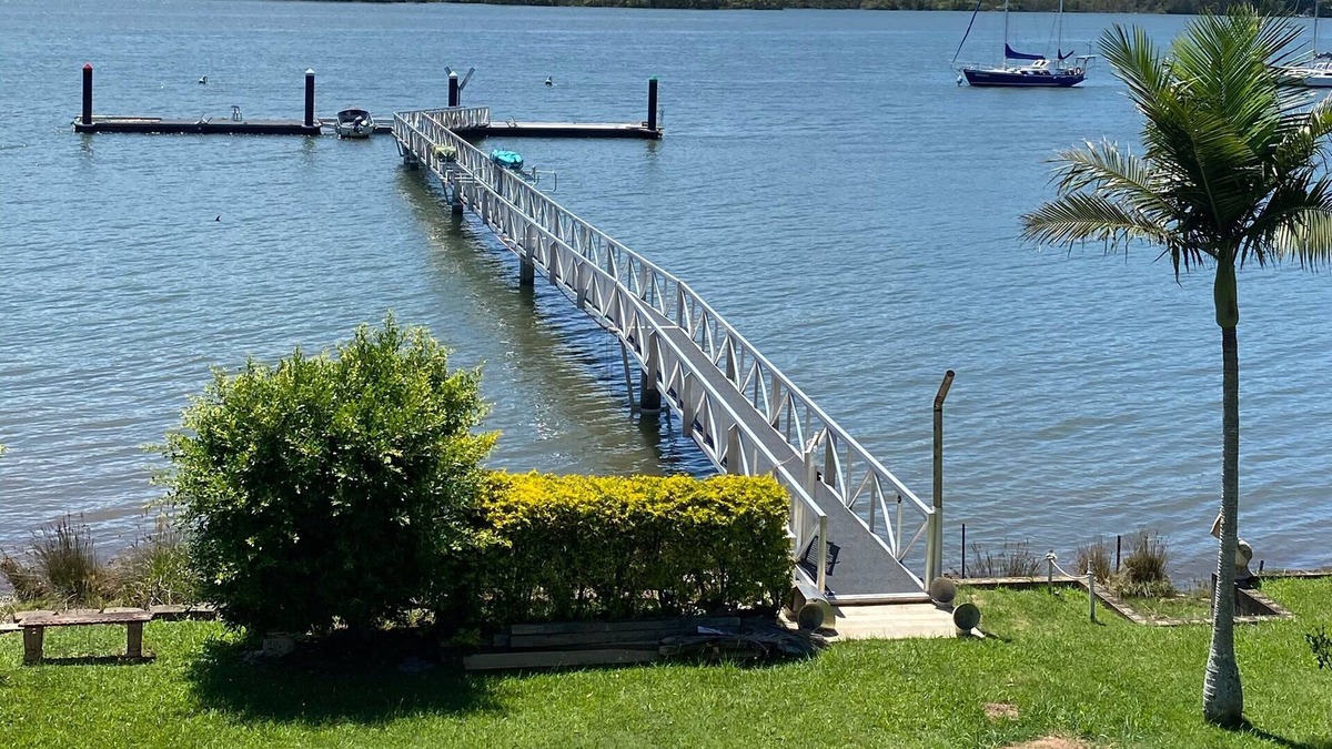 Brisbane Waterfront House | WAHINE GETAWAY-ISLAND STYLE 2 Bedroom Waterfront with jetty & private pontoon
