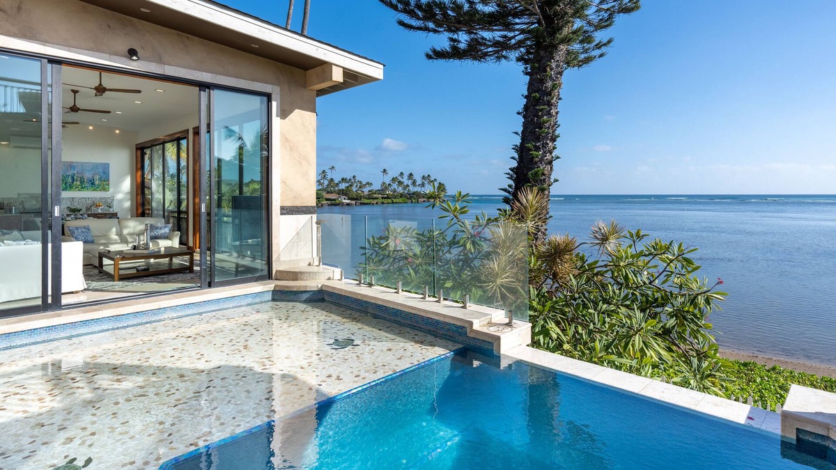 Kuliouou - Kalani Iki House | Wailupe Seaside Haven: Beachfront Luxury Home w/Pool & in City Proximity