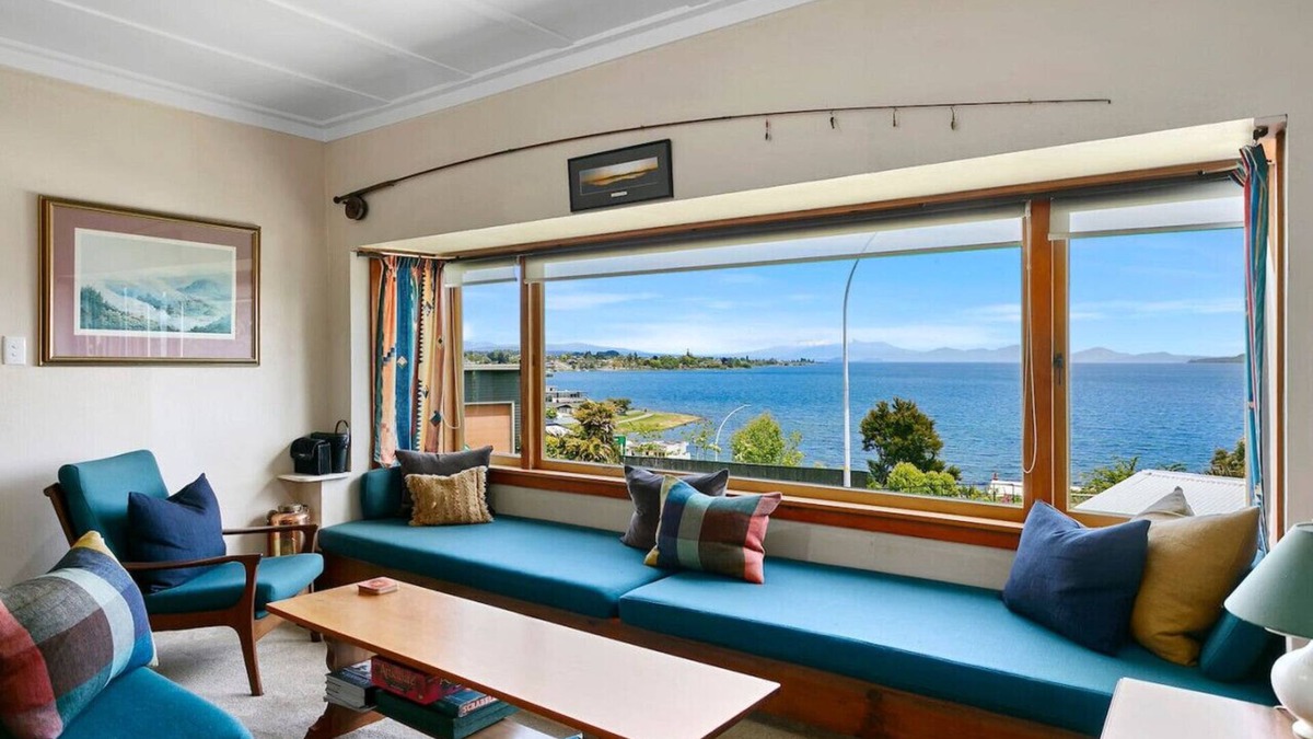 Hilltop House | Waipahihi Charm & Tranquillity