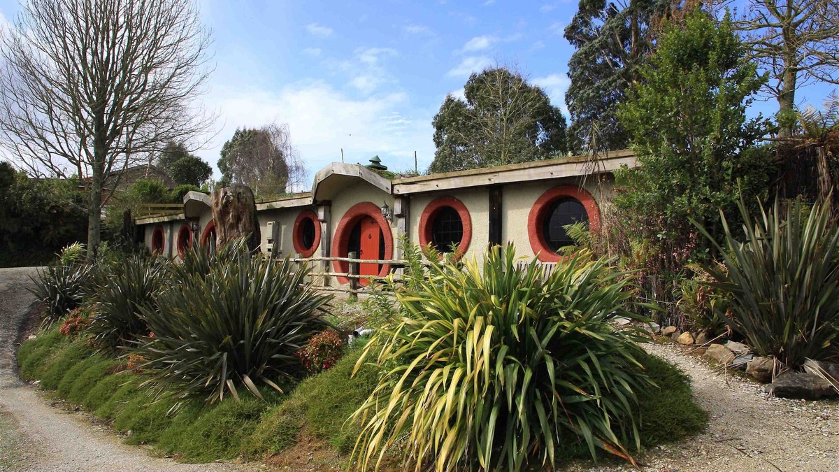 Waitomo Caves House | Waitomo Woodlyn Park Hobbit Guest House