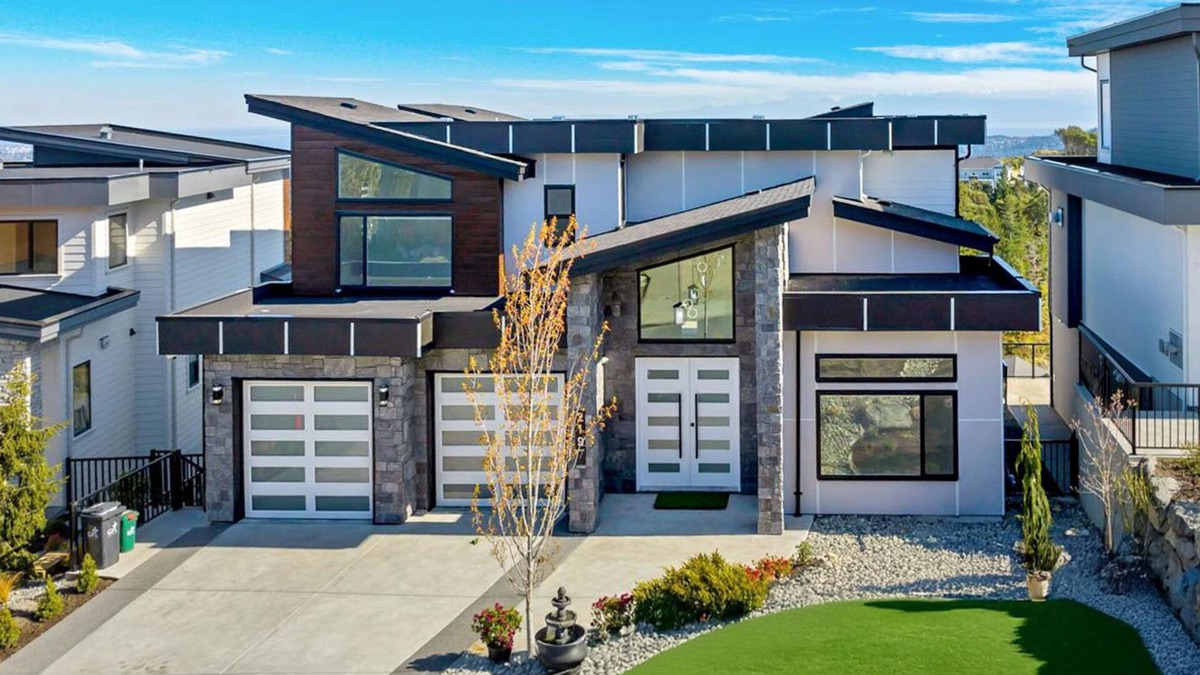 Bear Mountain Resort House | “Wake up to endless horizons—where ocean waves meet city lights.”
