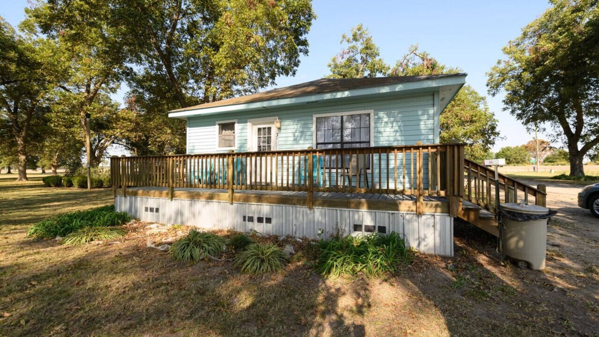 Lake Village Cabin | Wake up to sunrise over Lake Chicot!