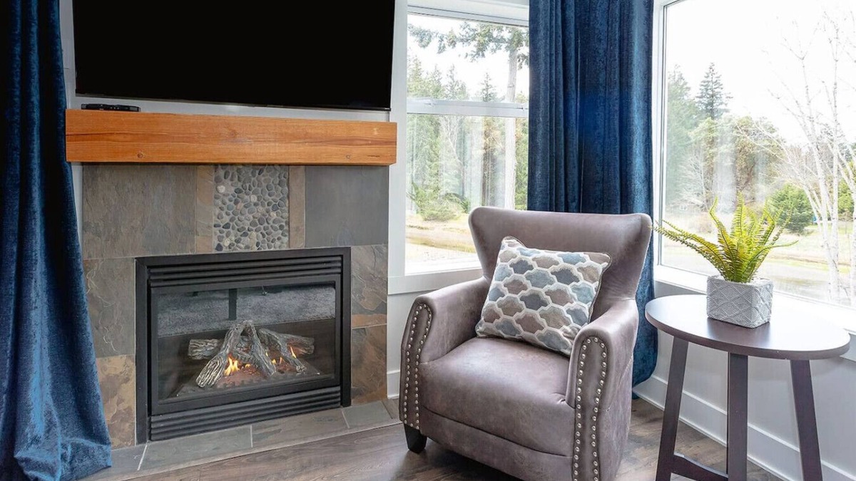 Regional District of Nanaimo Apartment | Wake Up to the Ocean View Suite A