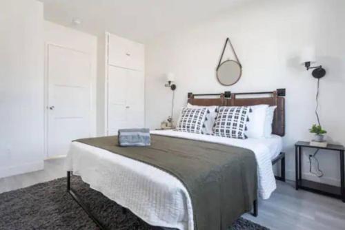 Panorama City House | Wakefield Cozy Stay foosball FirePit Hammock