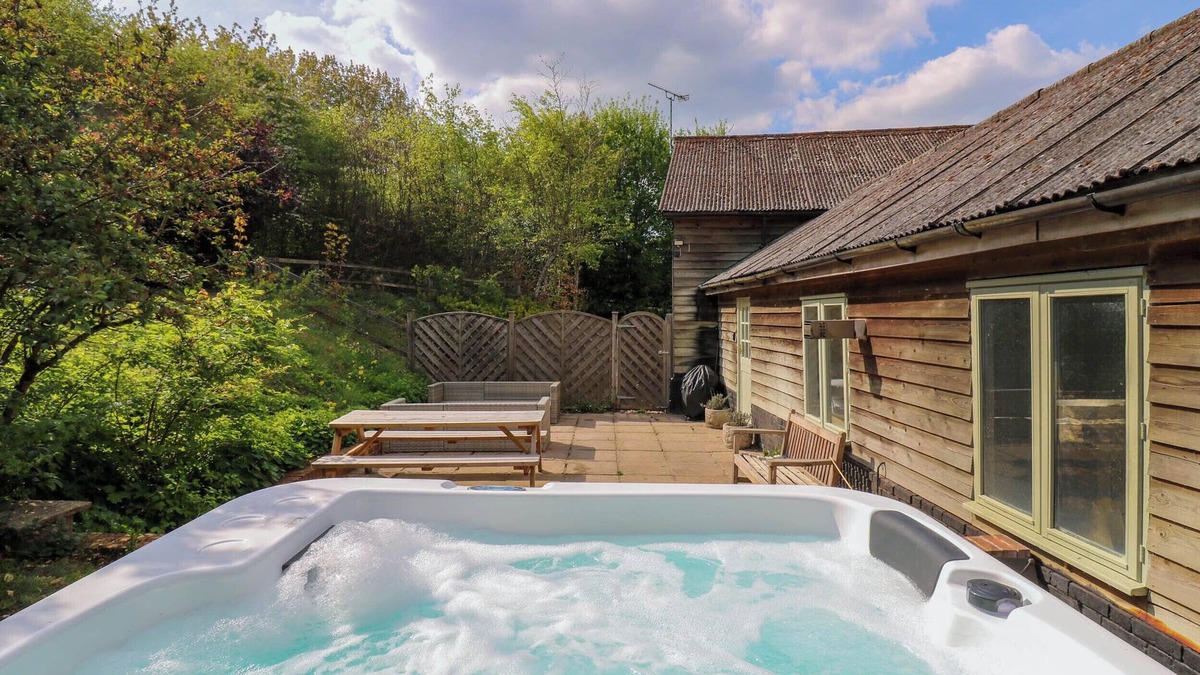 Bury St Edmunds Cottage | WALDEGRAVE BARN, pet friendly, character holiday cottage in Glemsford