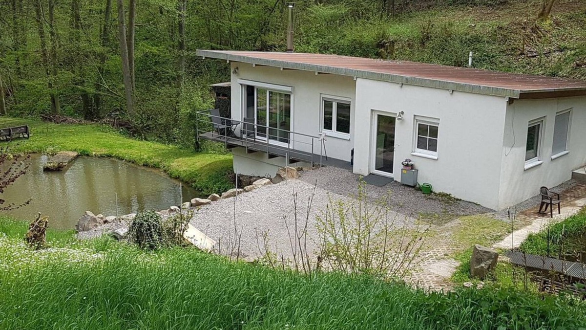 Ulmet Apartment | Waldhaus am Teich - Ferienhaus, Dusche, WC, 1 Schlafraum