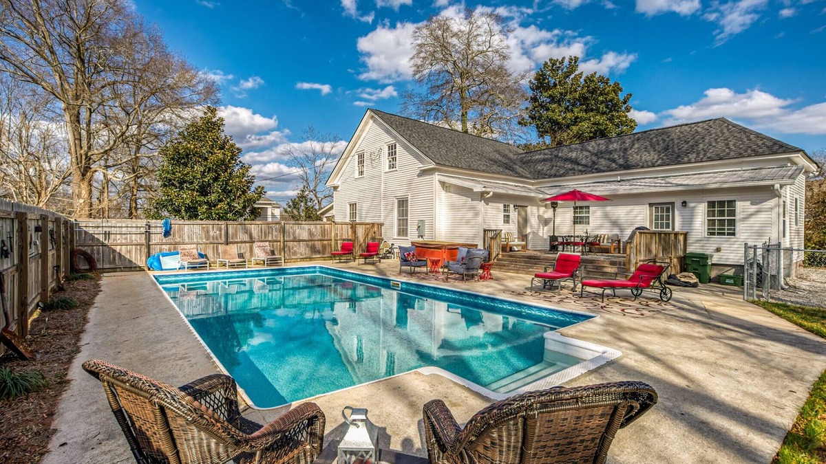 Monroe House | Walk Downtown! Large Pool, Hot tub, Fire pit, Close to EVERYTHING!
