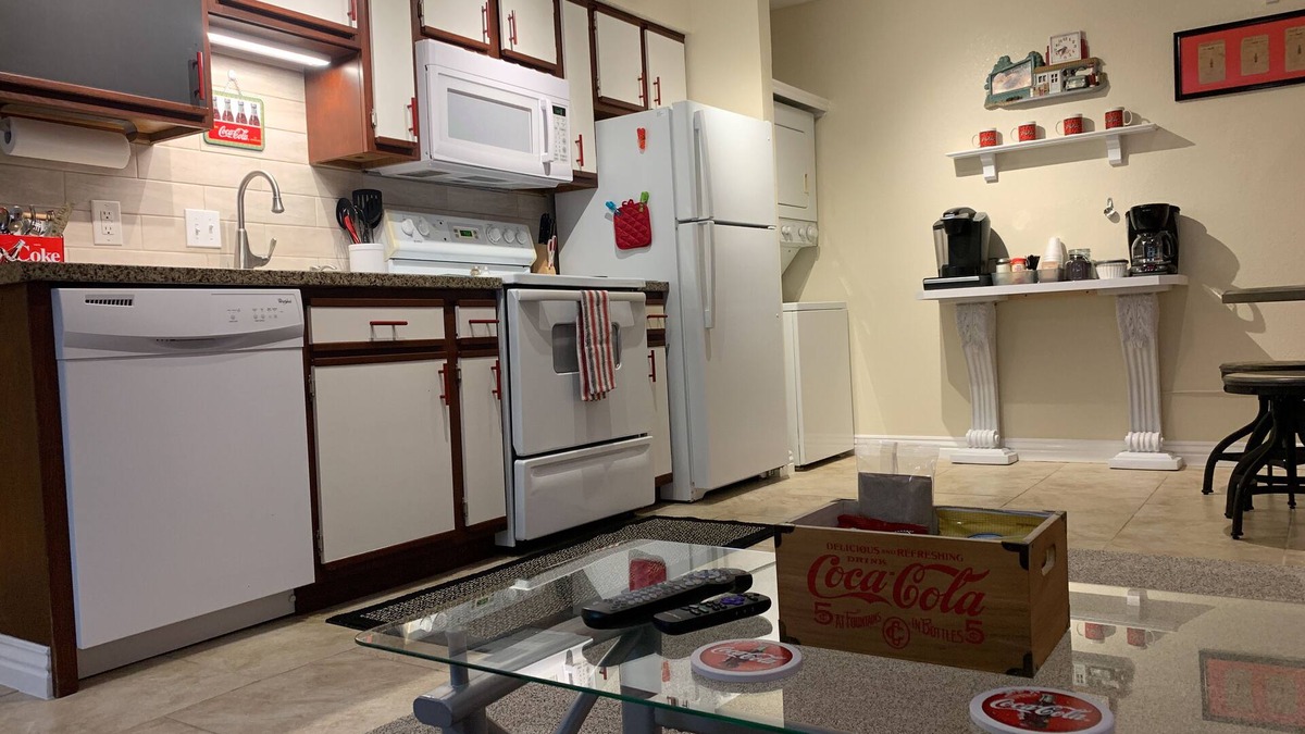 Table Rock Condo | WALK-IN, KING bed, Newly Renovated, Coca Cola themed, FREE WI-FI, NEW HVAC 2023