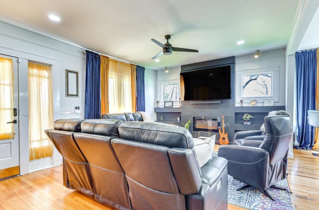 Norwood House | Walk to Amphitheater Birmingham Retreat with Games