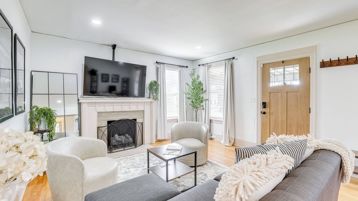 Birmingham Cottage | Walk to Amphitheater & Stadium: Home w/Deck!