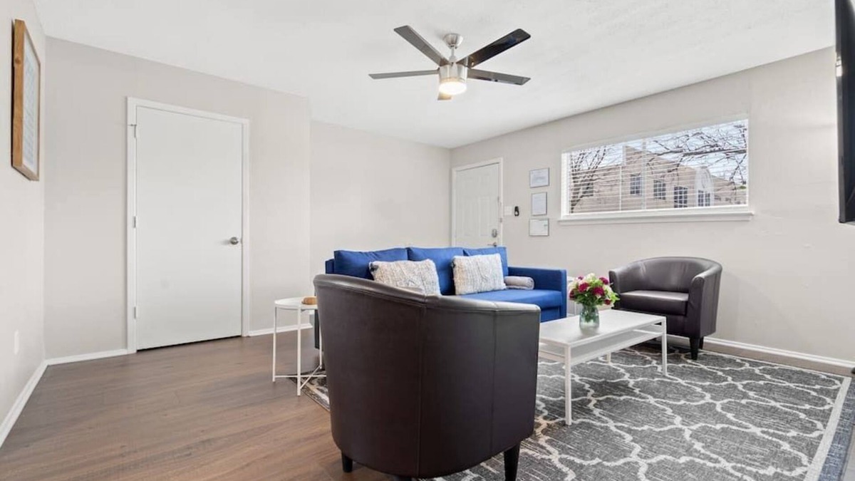 Central Arlington Apartment | Walk to AT&T Stadium! Clean and Spacious with fast Wi-Fi