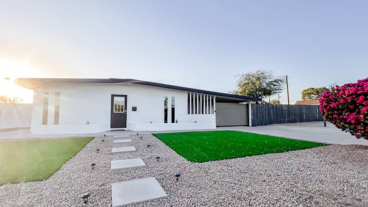 Mereway Manor House | Walk to AZ's largest greenbelt. bikes Included!