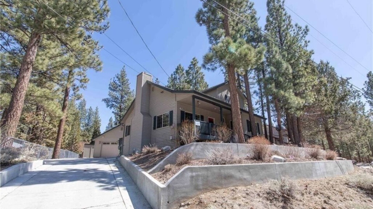 Big Bear City Cabin | WALK TO BB SNOWPLAY & TROLLEY Close to Lake-New Hot Tub Dogs O.K. Fenced Yard