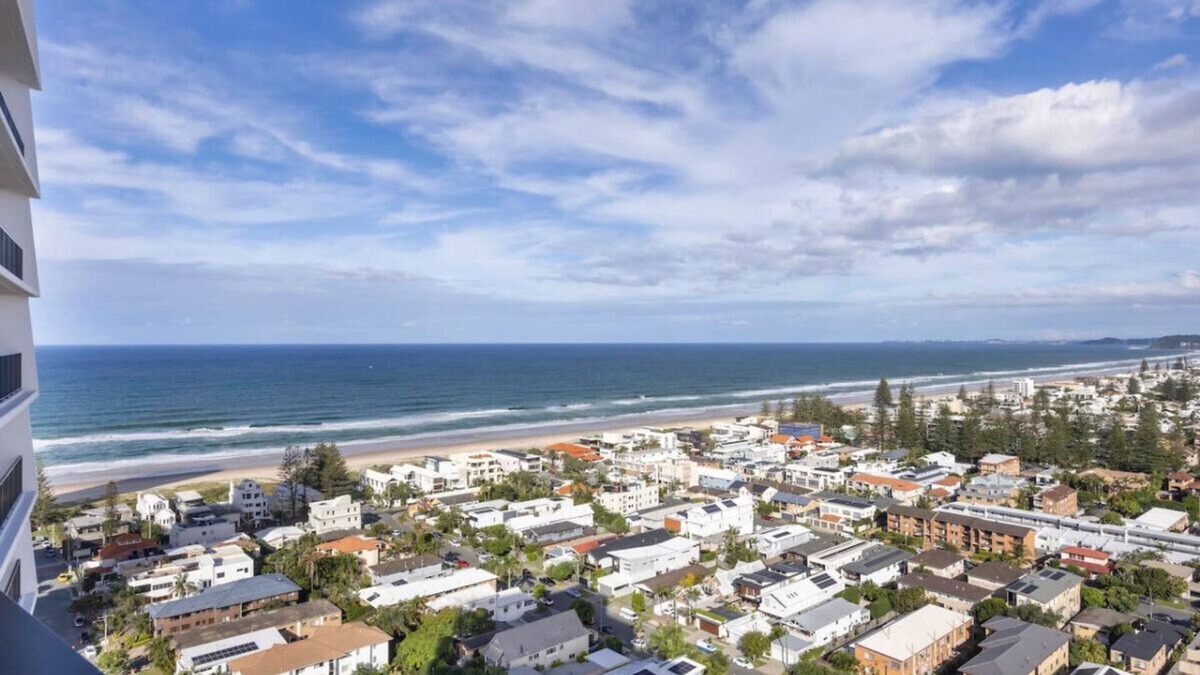 Mermaid Beach Apartment | Walk to beach/2BR Apt/Pool & Gym/Free Carpark