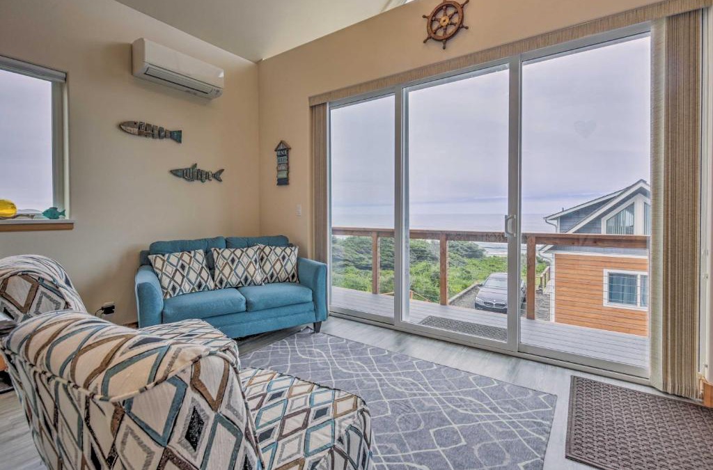 Yachats House | Walk to Beach! Chic Yachats Gem with Private Balcony