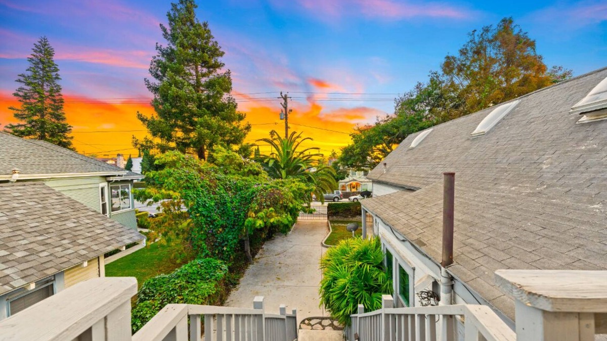 Ventura House | Walk To Beach! Clean & Super Comfy, Great Location