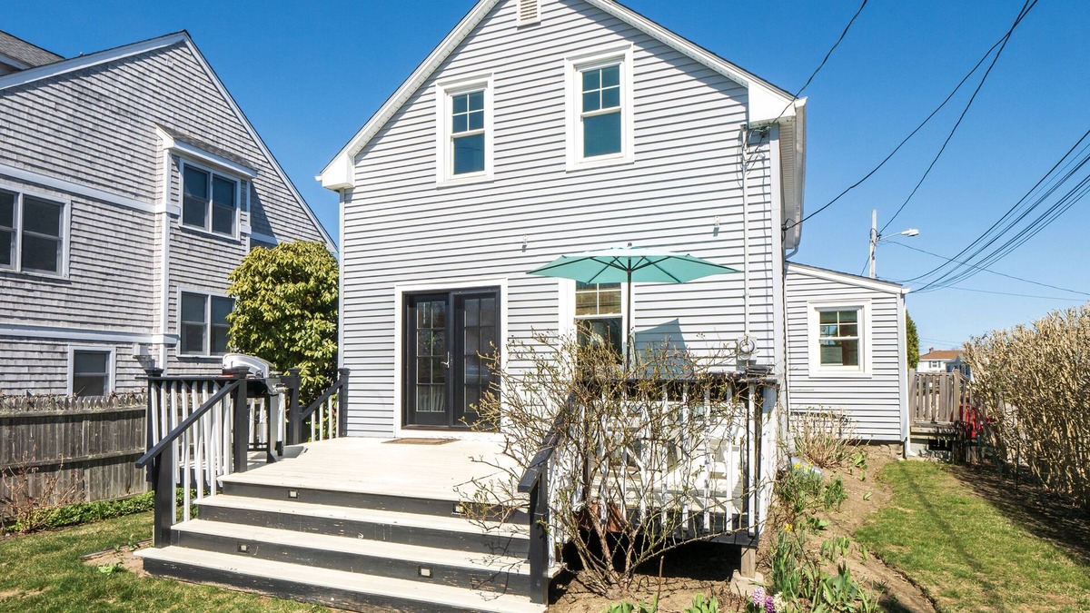 Newport East House | WALK to BEACH/CLIFF WALK! FANTASTIC Location! Newport so close! Pets OK! Deck!