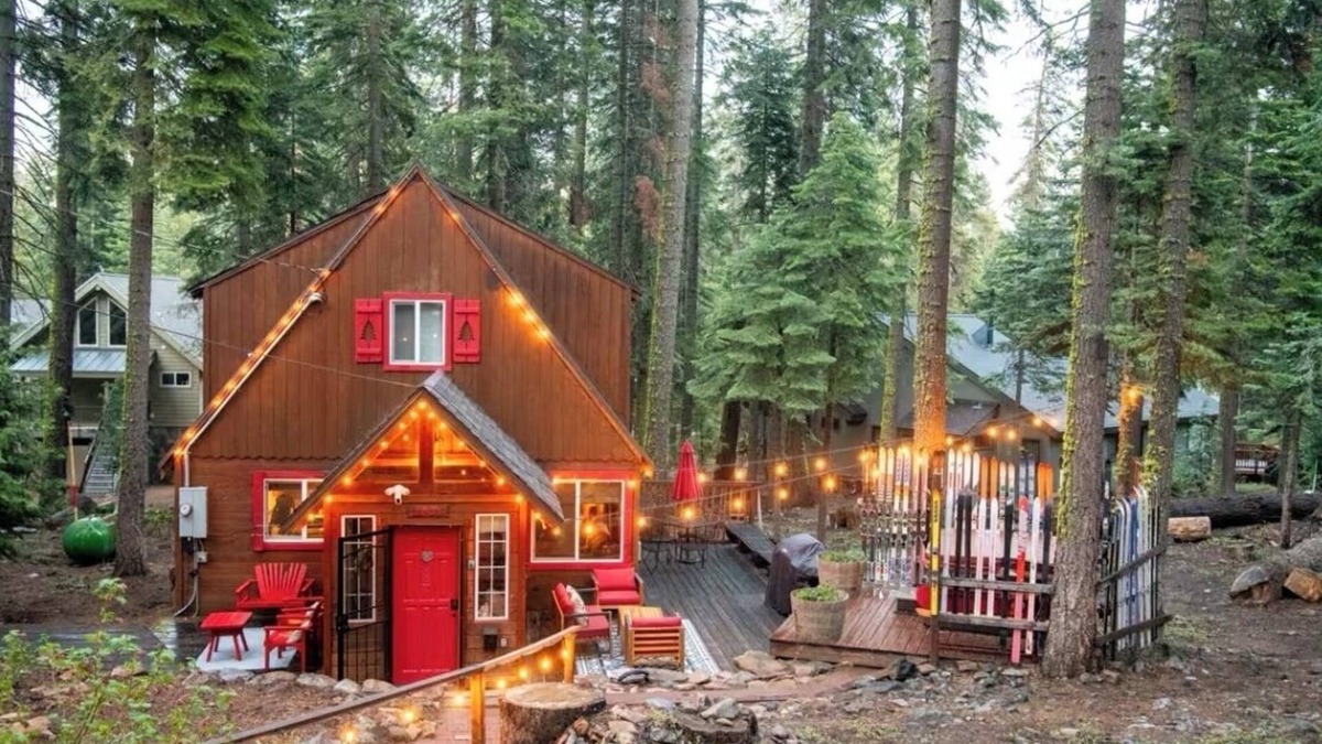 Timberland Cabin | Walk to Beach, Dogs Ok, Hot Tub -Salty Bear Cabin