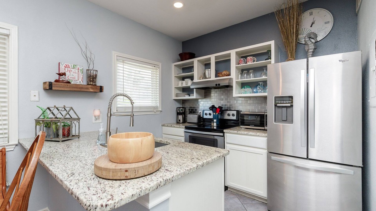 Corpus Christi Condo | Walk to Beach! Ground Level, 1 Bedroom, 1 Bath, Sleeps 4, Pet Friendly!