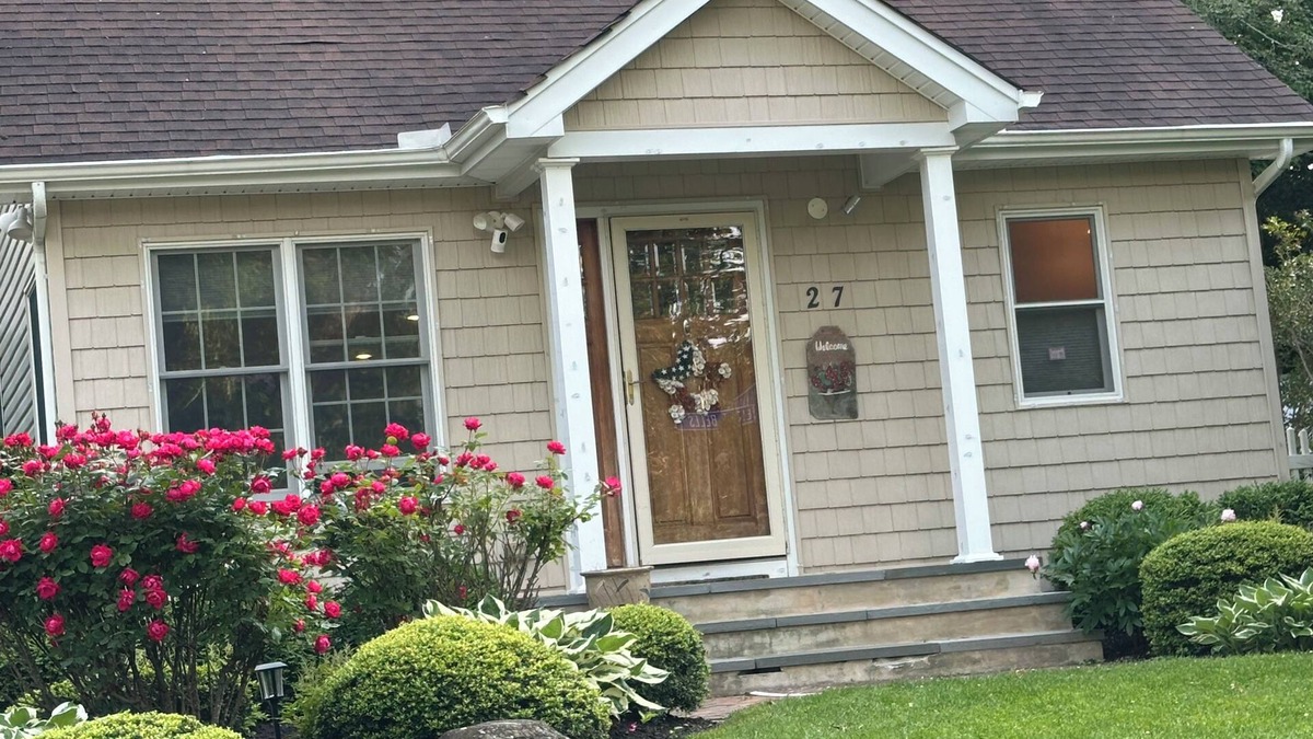 Baiting Hollow House | Walk to beach in this charming home with ac and wifi