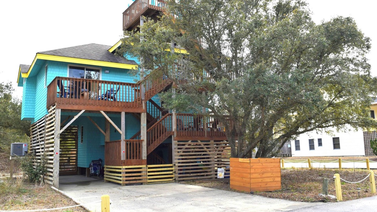 Ocean Sands House | Walk to Beach, Jacuzzi, Treetop Deck, Outdoor Bath, Love Pets!