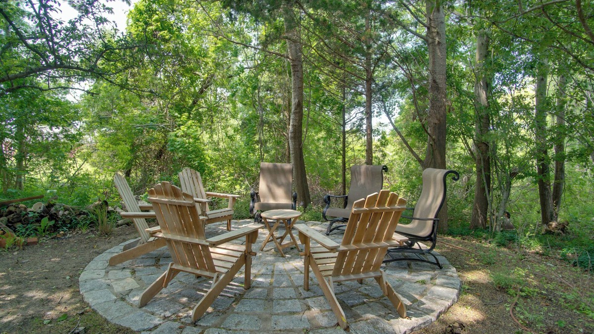 East Chop Apartment | Walk to Beach & Lighthouse: Oak Bluffs Studio!