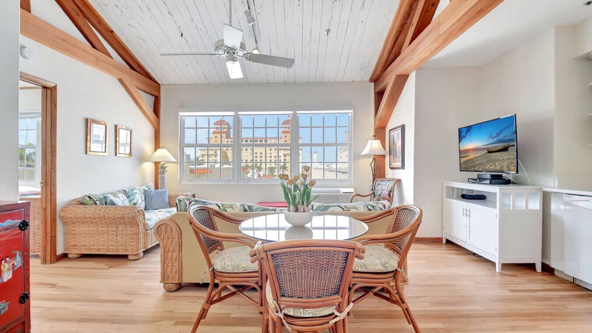 Palm Beach - West Palm Beach Condo | Walk To Beach! Palm Beach Penthouse Suite 4 Guests
