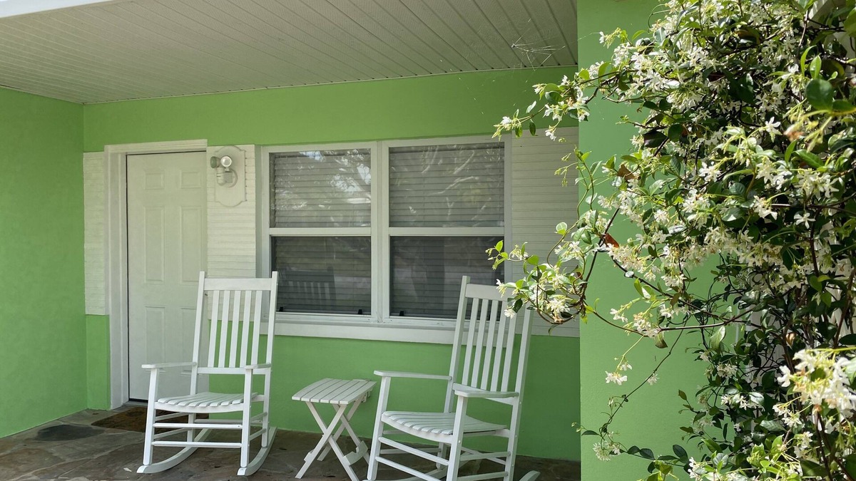 Largo House | Walk to Beach, restaurants and shops “The In-Between”