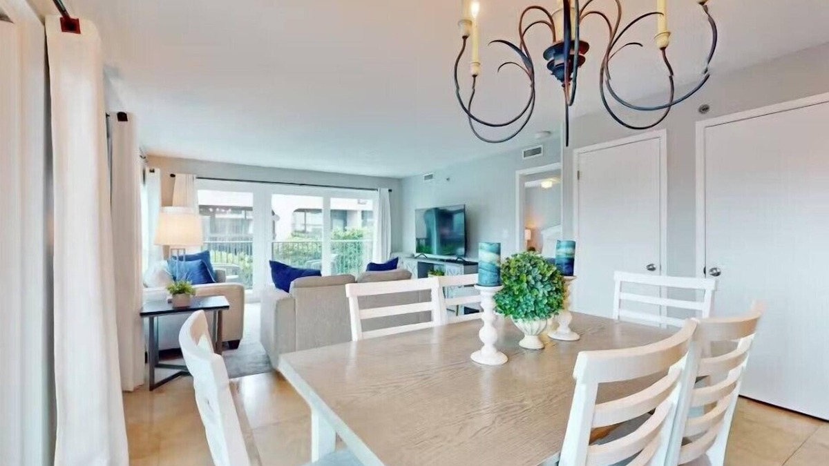 Fort Walton Beach Condo | ⛱️Walk to Beach-Pool+Hot tub-Fitness Area-Sea Oats 212☀️