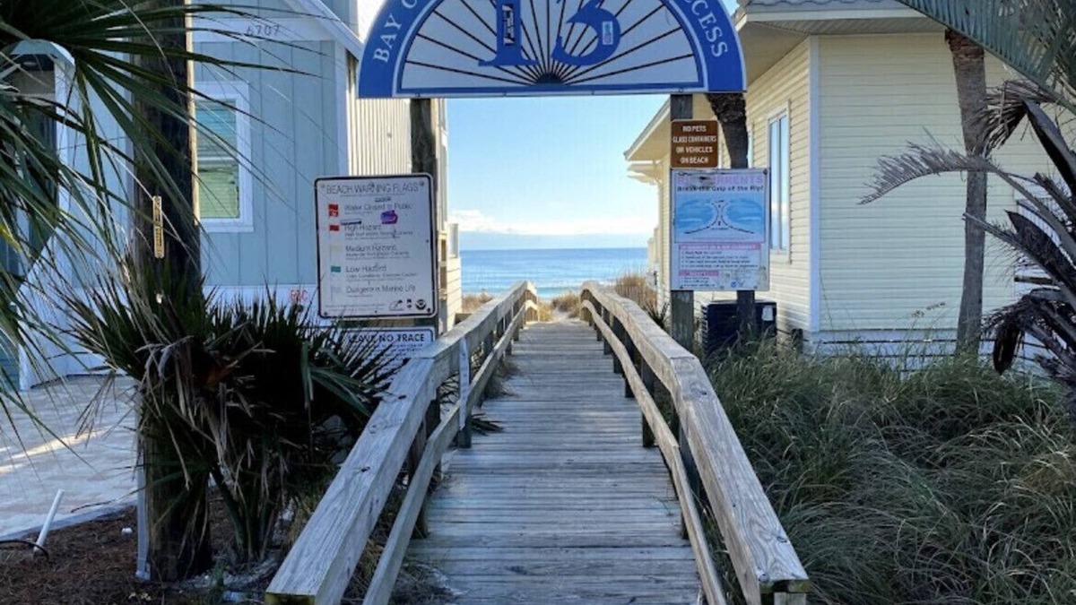 Holiday Beach House | Walk to Beach! Zero Gravity Massage Chair!