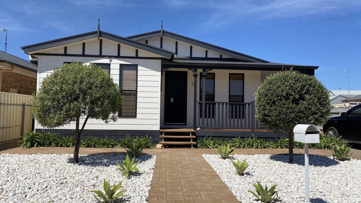 Moonta Bay House | Walk to beautiful Simms Cove beach.