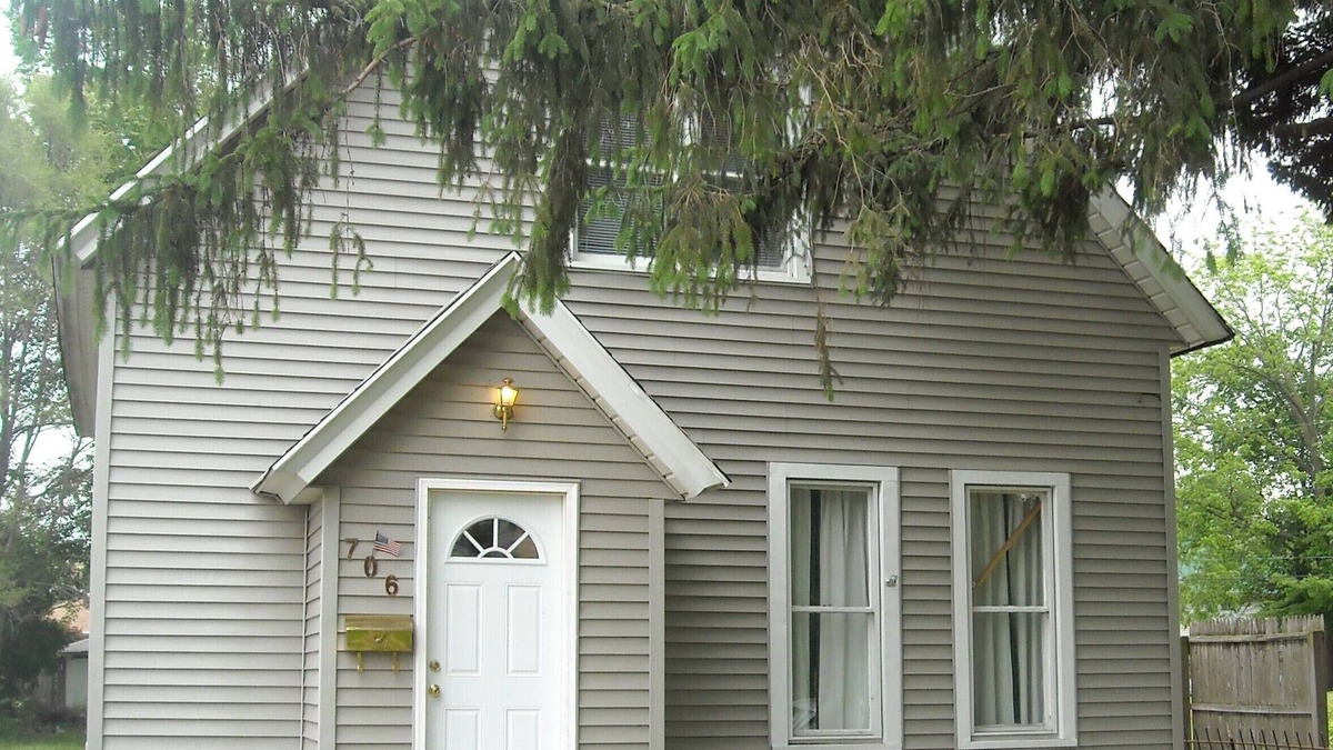 Northeast South Bend House | Walk to campus and stadium! Stay right on beautiful Notre Dame Ave!