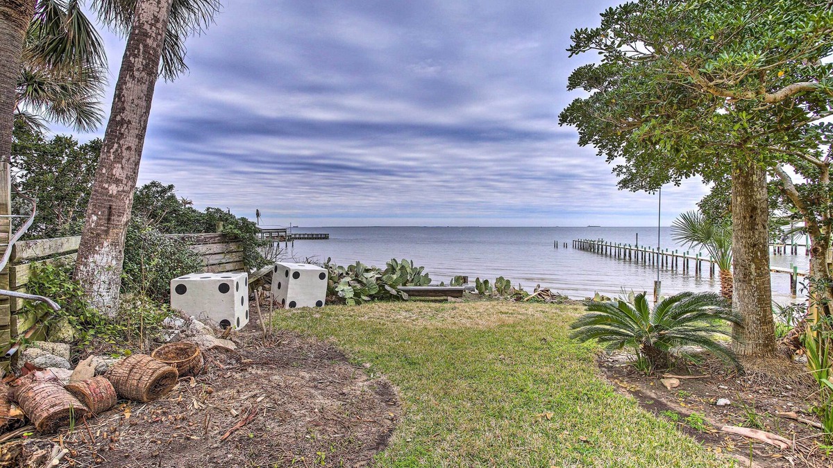 San Leon Villa | Walk to Coast: Galveston Bay Retreat w/Grill