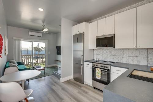 Rogers Seabreeze Apartment | Walk to Daytona Beach and Boardwalk Apt with Balcony