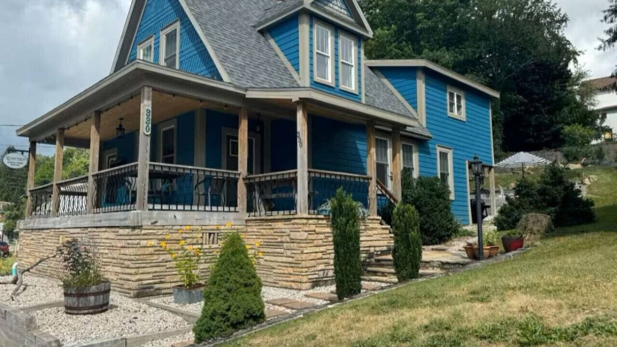 Thomas House | Walk to Dining & River Walk | Cozy Backyard & Fireplace