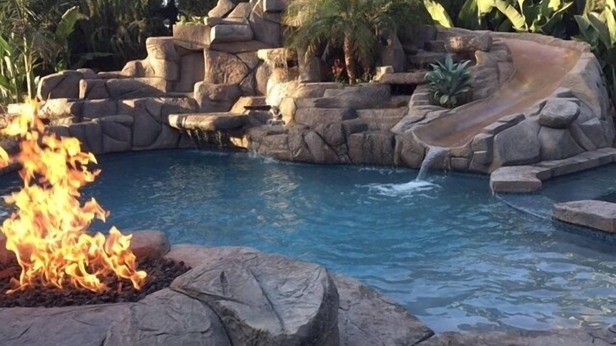 Hermosa Village House | WALK TO DISNEY! SALT POOL W/25 FOOT SLIDE & SPA-Fully Remodeled & Themed