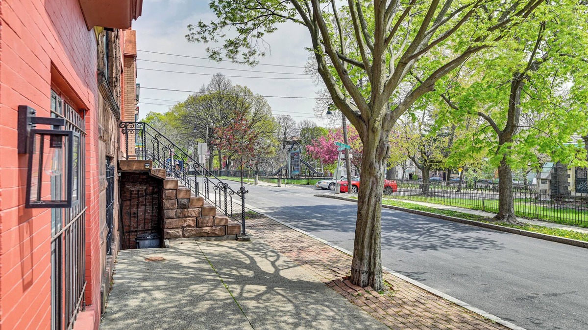 Albany Apartment | Walk to Downtown Albany: Ten Broeck Triangle Apt!