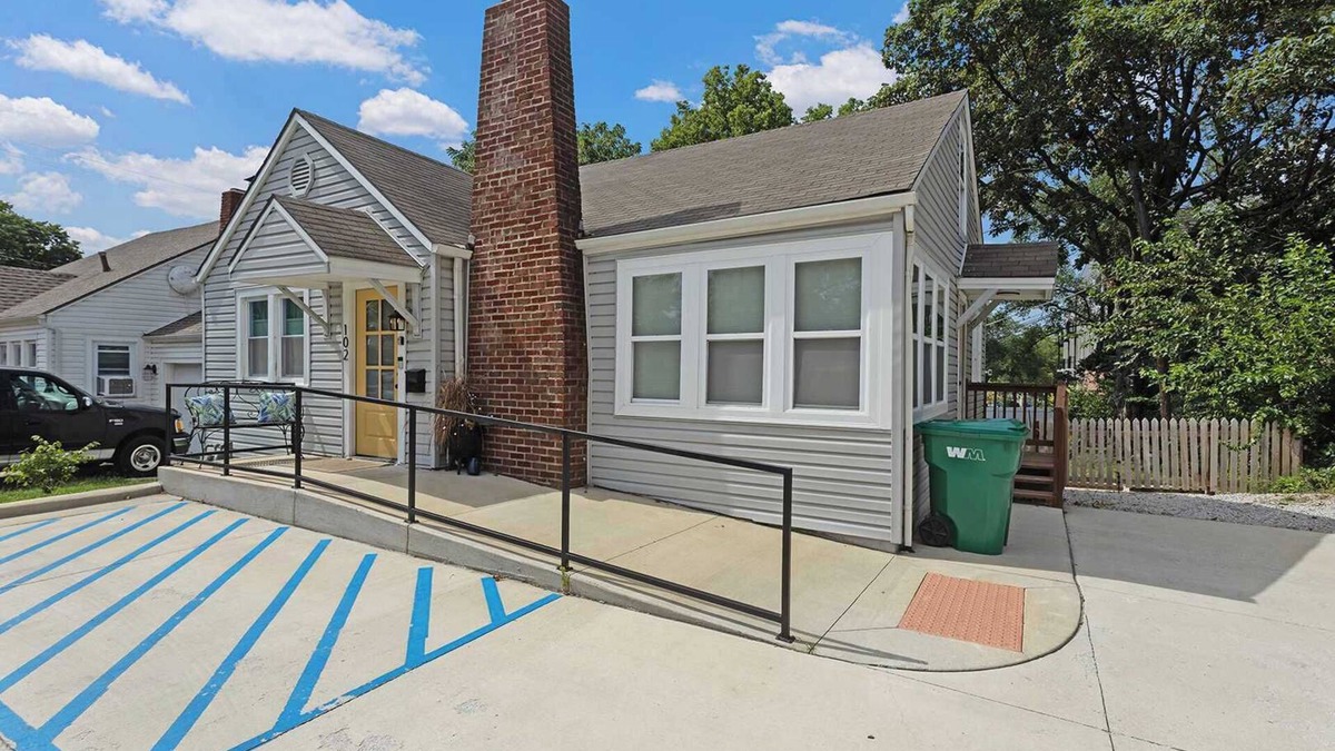 Lee's Summit House | Walk to Downtown,King Beds,Accessible Home!Arcade