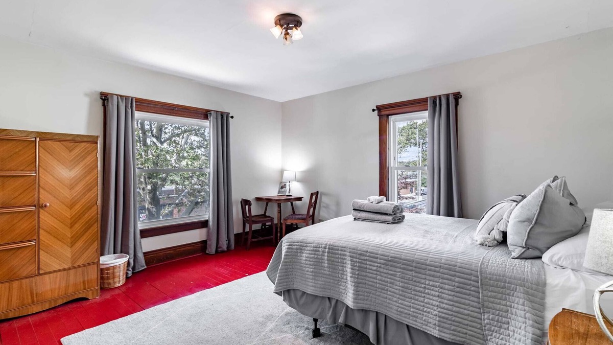 Kent House | Walk to Downtown Kent - 3 BR House w/Patio & Yard