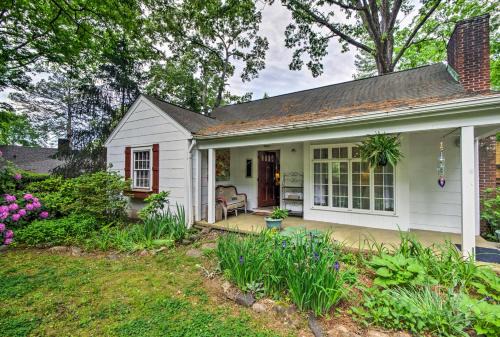Lynn House | Walk to Downtown Pet-Friendly Cottage in Tyron