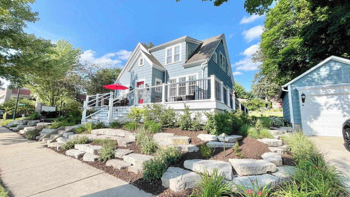 St. Charles House | Walk to Downtown Restaurants, Cozy Stay, Grand Porch, Bike on the river trails!