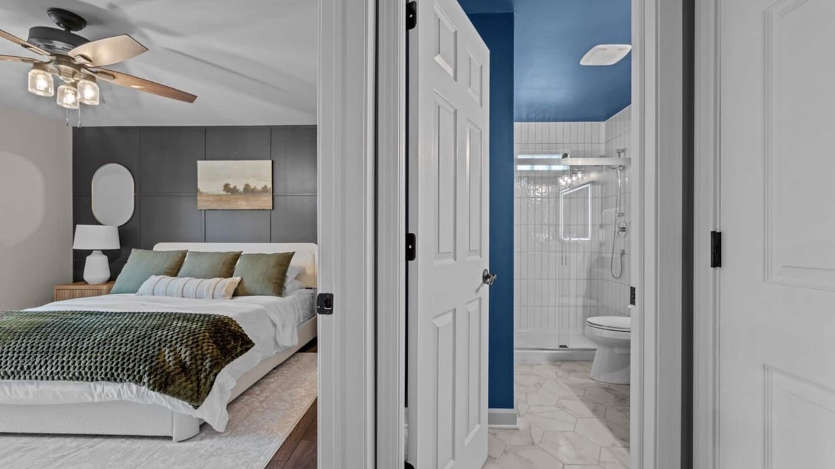 St. Charles House | Walk to downtown St. Charles: Hot Tub, 4K TV Surround Sound, Espresso, Fire pit!